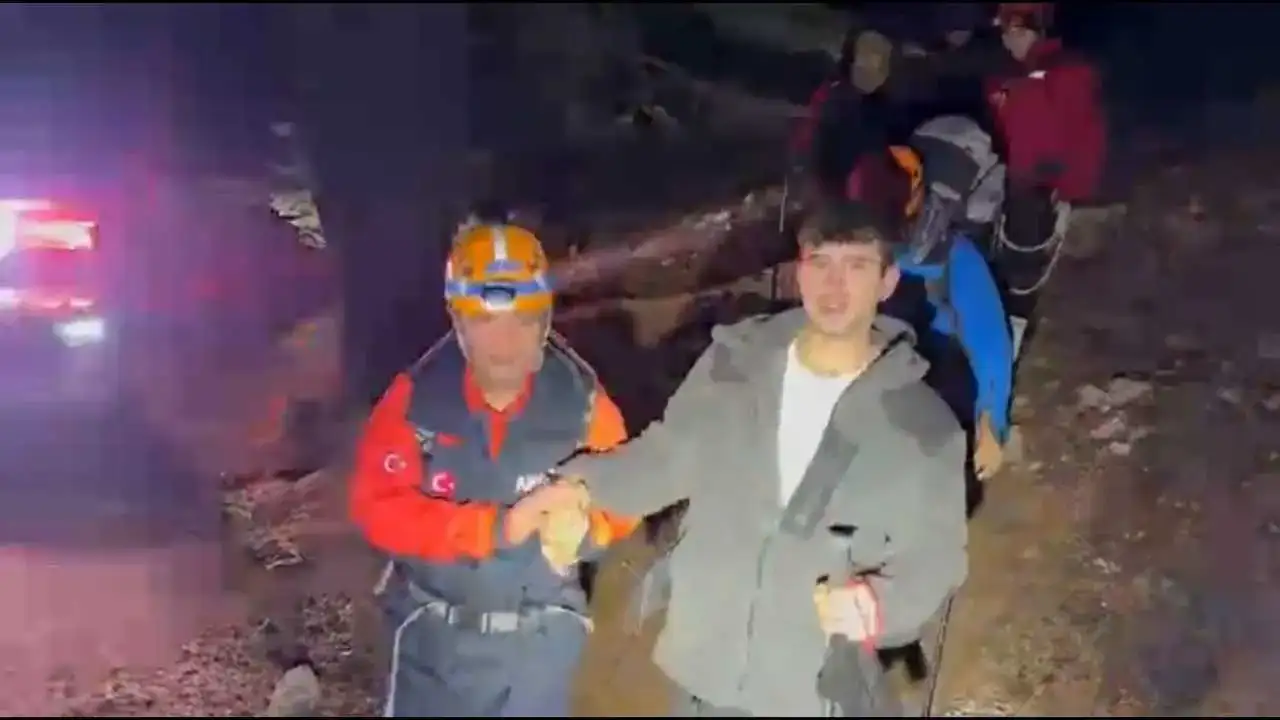 Adana’da Tırmanış Macerası Kabusa Döndü: 3 Genç Mahsur Kaldı! 3